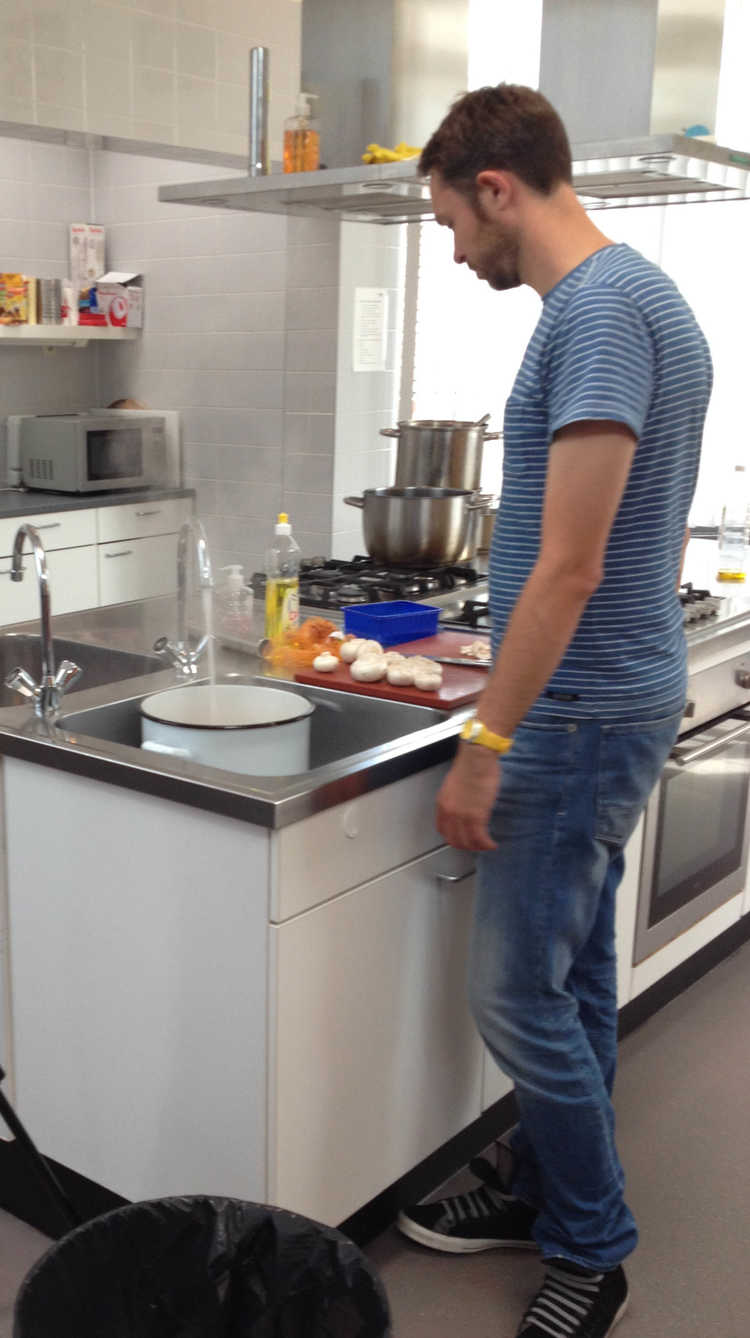 Lennart in de keuken van Diny's Diner